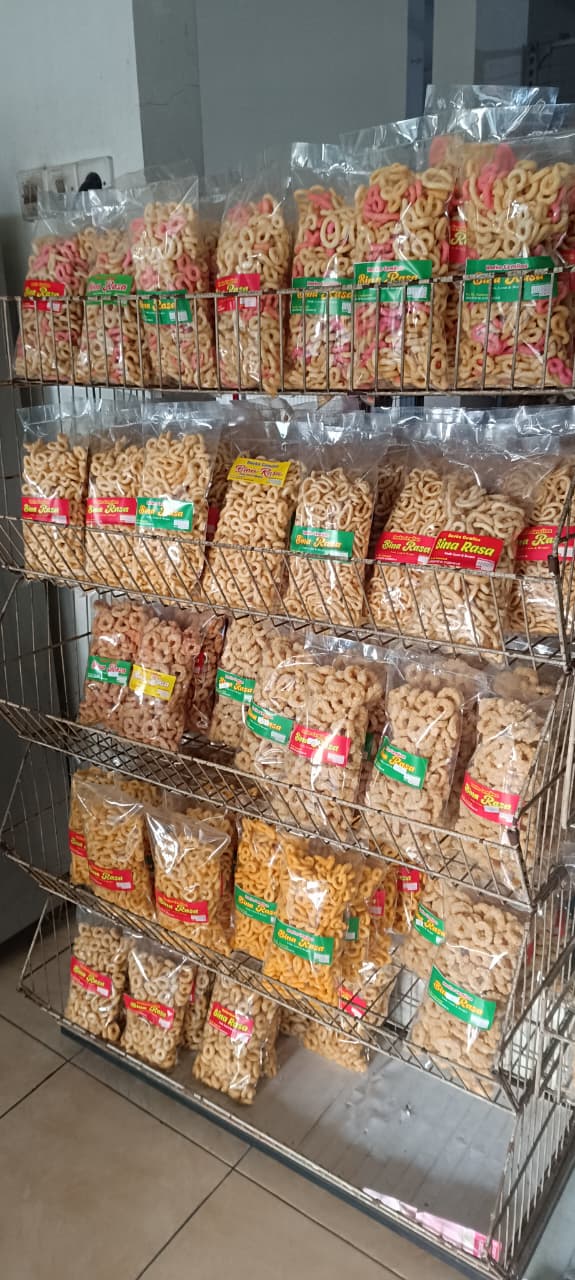 Tempe chips on the rack, label close-up